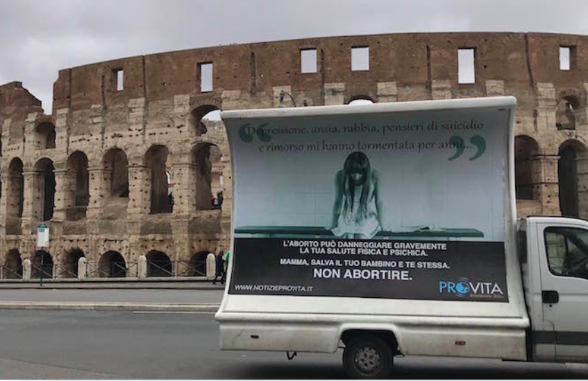camion vela a Roma di Pro Vita: donna piangente per le conseguenze dell'aborto